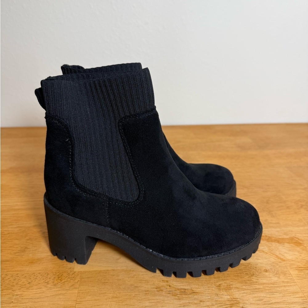 ID Required Girls Callie Boot Black Chunky Faux Suede Pull On Sz 2 EUC - Picture 2 of 7
